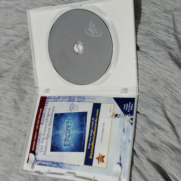 Disney's Frozen dvd - Picture 6 of 7